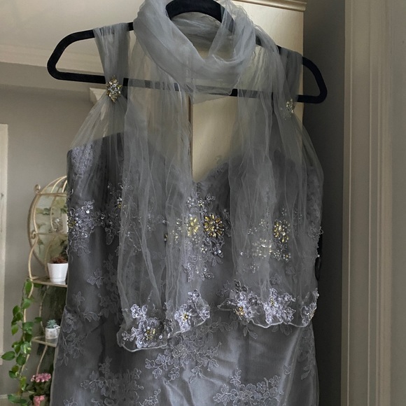 Montage by Mon Cheri - Silver Embroidered Grey/Gold Sequin Tulle Gown Size 10 - Picture 5 of 17